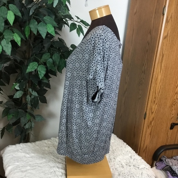Lane Bryant 14/16  blue  and white geometric patterned short sleeve blou… - Picture 2 of 16